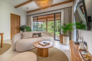 Bergamo by DH - Chic New Escape - Private Pool - Walkable Location