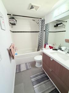 Downtown,FreeParking,Pool,Comfy,OceanMontain View