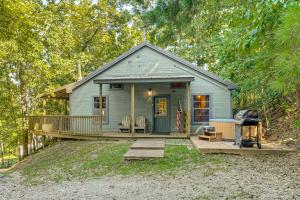 3 Mi to Beavers Bend State Park: Wooded Hideaway!