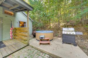 3 Mi to Beavers Bend State Park Hot Tub Hideaway!