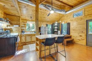 3 Mi to Beavers Bend State Park Hot Tub Hideaway!