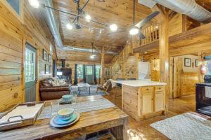 3 Mi to Beavers Bend State Park Hot Tub Hideaway!