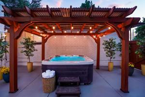Unforgettable Stay HOT TUB and Fire Pit and 4 Miles to DT Denver
