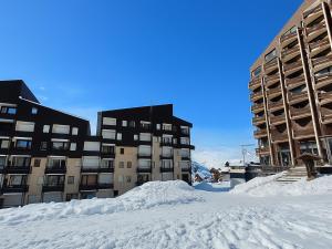 Grand studio pour 4, Les Menuires, aux pieds des pistes - FR-1-452-397