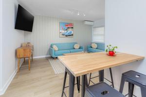 Sleeps 4 Priv. Courtyard Walk to Beach