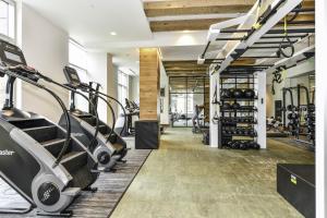 Comfy 2BR Oasis with Scenic Rooftop & Gym