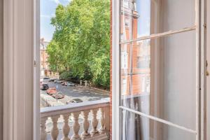 Cadogan Square Residence - High Ceilings and Balcony