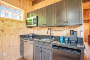 1 Mile to Downtown West Jefferson Camping Cabin #6