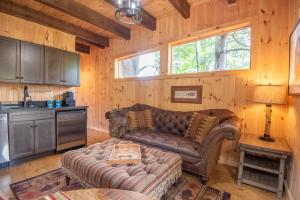 1 Mile to Downtown West Jefferson Camping Cabin #6