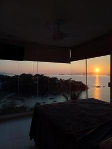 Casa em Angra com 4 quartos, churrasqueira, piscina, sinuca e quadra privativa