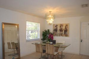 Super Room 5 minutes from PBI Airport