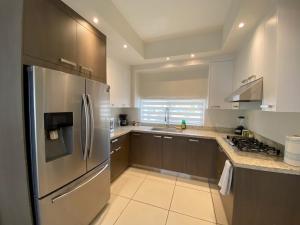 Casa Moderna en privada con Alberca 5 min del Aeropuerto y Consulado Americano