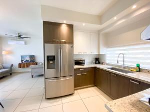 Casa Moderna en privada con Alberca 5 min del Aeropuerto y Consulado Americano