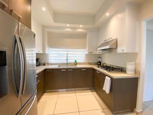 Casa Moderna en privada con Alberca 5 min del Aeropuerto y Consulado Americano