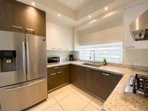 Casa Moderna en privada con Alberca 5 min del Aeropuerto y Consulado Americano