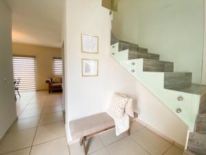 Casa Moderna en privada con Alberca 5 min del Aeropuerto y Consulado Americano