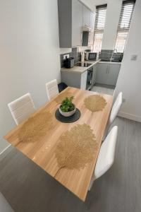 Kehoes Pad Near Etihad Stadium & Coop Live Arena Sleeps 4