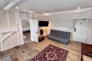 Gwynne House - Historic Riverside Rooms & Apartments in Hereford City Centre, Sleeps 1-16