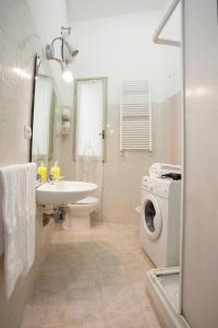 Large Apartment near Coliseum