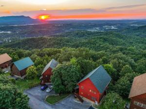 Between Two Pines - Modern Cabin near Dollywood