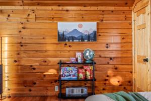 Between Two Pines - Modern Cabin near Dollywood