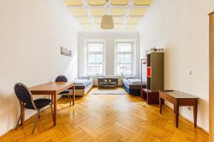Ein Zimmer in einer 5-Zimmer-Wohnung in Leipzig mit Gemeinschaftsküche und -Bad