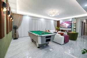 Royal Oaks Recedency