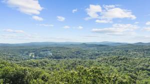 MTN Views Hot Tub Fire Pit Pool Table Games