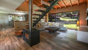 Stunning 4-Bedroom House Large Garden and Pool H61 by Apartments Bariloche