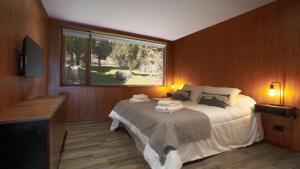 Stunning 4-Bedroom House Large Garden and Pool H61 by Apartments Bariloche