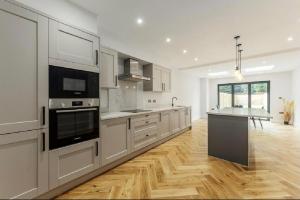 4 Beds Work Housing Near Croydon with Free Parking, High Speed WIFI sleeps up to 9