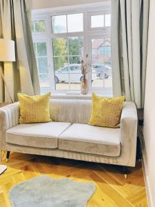 4 Beds Work Housing Near Croydon with Free Parking, High Speed WIFI sleeps up to 9