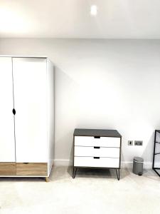 4 Beds Work Housing Near Croydon with Free Parking, High Speed WIFI sleeps up to 9