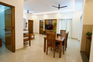 TrueLife Presidential Suites - 3BHK Luxurious AC Apartments - Modular Kitchen, RO water system, Microwave - Super fast WiFi, 55 Smart TV, 250 Airtel Channels - 3 bathrooms - Parking - Nearby PS4, A2B pure veg restaurants - Top service with lots of lo