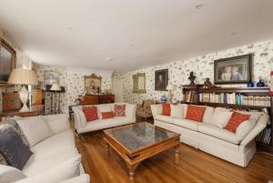 Chestnut House Sleeps 4 or 6