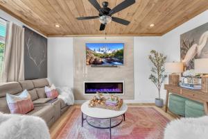 Family Chalet With Rooftop Theater GameRoom Mins to DT