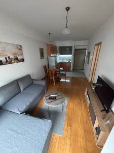 Cozy Corner Apartment-Free Parking