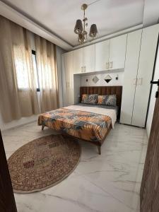 Cozy hotel-style emerald apartment