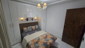 Cozy hotel-style emerald apartment