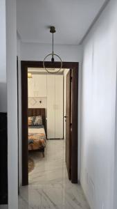 Cozy hotel-style emerald apartment