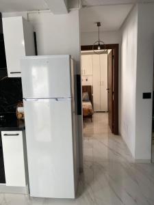 Cozy hotel-style emerald apartment