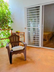 Quédate Aquí También