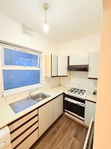 Spacious Room with Double and semi double bed, Shared bathroom,10 minutes to Aldgate East station, near Central London, for 4 ppl