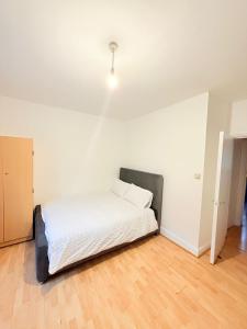 Spacious Room with Double and semi double bed, Shared bathroom,10 minutes to Aldgate East station, near Central London, for 4 ppl