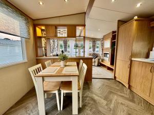 The Windermere- Luxury Caravan Retreat by the Sea in Devon
