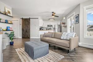 Lakefront Lookout 1BR Condo on Lakeshore Drive