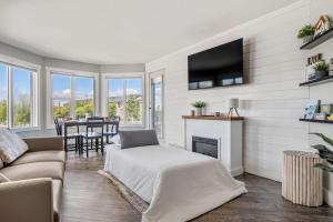 Lakefront Lookout 1BR Condo on Lakeshore Drive