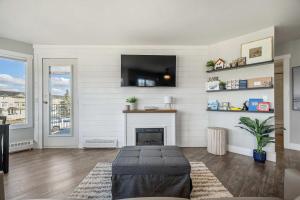 Lakefront Lookout 1BR Condo on Lakeshore Drive