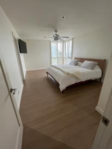 Sail Bay Condo in PB Bay View close to the Ocean! 30 day stay is required