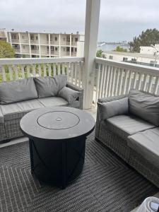 Sail Bay Condo in PB Bay View close to the Ocean! 30 day stay is required